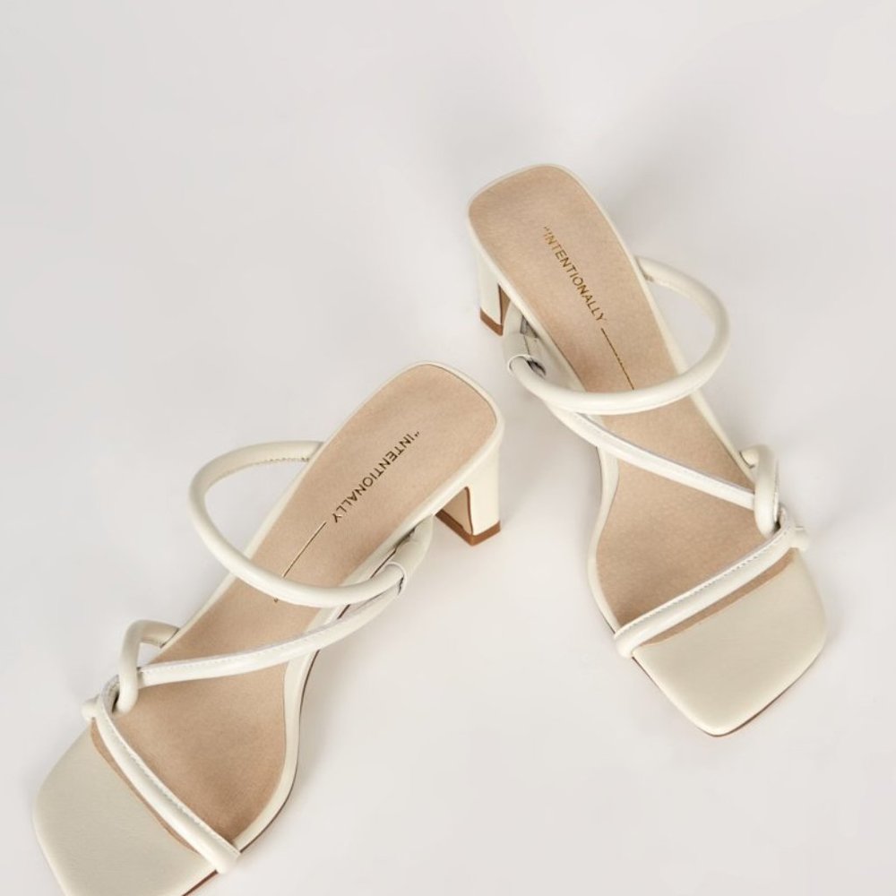 Intentionally Left _____ Willow in Cream, Sz 9